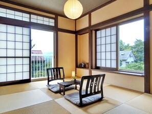 ・[Japanese-style room] We also have Japanese-style rooms with relaxing Ryukyu tatami mats.