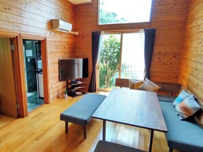 ・[Living room] A dining sofa is provided where everyone can gather together for meals or to relax.