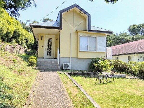 ・[Exterior] The yellow exterior walls and white door are distinctive. Enjoy the spacious 71 square meters of space.