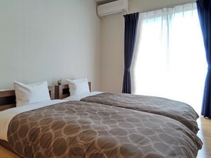 ・[Bedroom] A bright and clean room with natural light pouring in through the bay window.