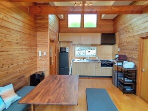 ・[Living room] A bright and open space with the warmth of wood.