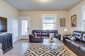Living Room | Smart TV | Free WiFi | Single-Story Property