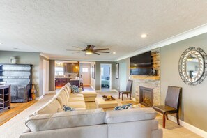 Living Room | Futon | Fireplace | Smart TV | Central Air Conditioning/Heat