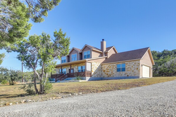 Fischer Vacation Rental | 4BR | 3BA | 2,514 Sq Ft | Steps to Enter