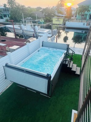 Outdoor spa tub