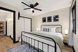 Modern elegance meets cozy comfort.  This king-sized sanctuary invites relaxation and rejuvenation.  😴