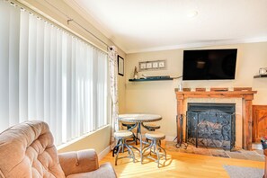 Living Room | 1st Floor | Flat-Screen TV | Fireplace Currently Unavailable