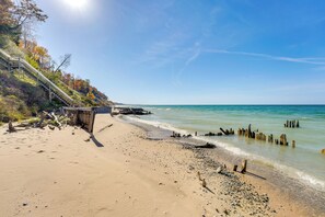 Private Beach | Self Check-In | 14 Mi to Nordhouse Dunes