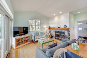 Living Room | 2nd Floor | Smart TV | Free WiFi | Fireplace | Board Games