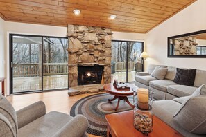Living Room | Main Level | Smart TV | Free WiFi | Fireplace