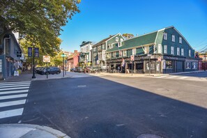 Surrounding Area | Walkable Location