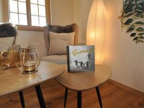 Möbel, Interior Design, Flooring, Fussboden, Wohnzimmer, Holzboden, Lampe, Holzbeize, Hartholz, Lampenschirm