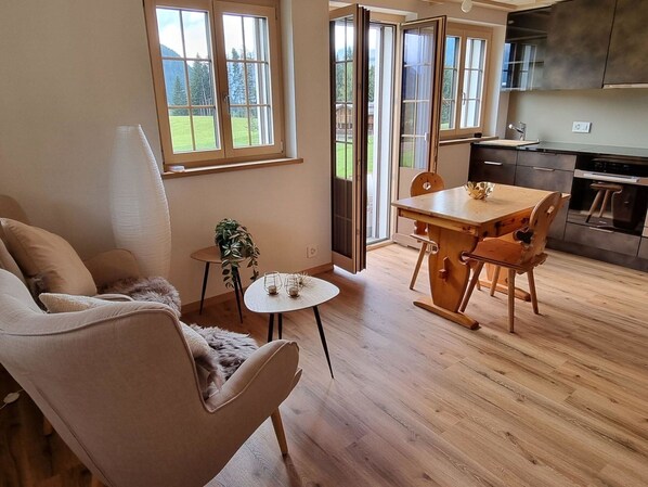 Tabelle, Möbel, Eigentum, Couch, Fenster, Holz, Interior Design, Beleuchtung, Die Architektur, Komfort