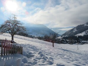 Wolke, Himmel, Schnee, Berg, Baum, Steigung, Zaun, Einfrieren, Natürliche Landschaft, Landschaft
