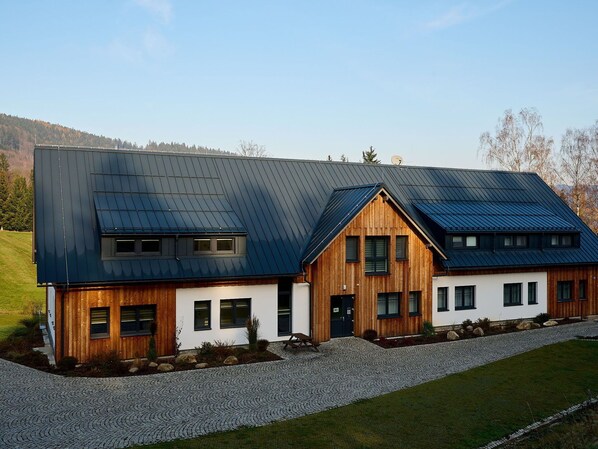 Ciel, Plante, Fenêtre, Propriété, Bâtiment, Maison, Bois, Architecture, Arbre, Chalet
