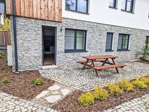 Plante, Bâtiment, Fenêtre, Table, Propriété, Bois, Chaise, Surface De La Route, Extérieur Banc, Mobilier De Jardin