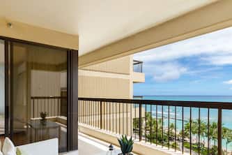 *Turquoise Ocean Views!* | Walk to Waikiki