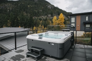 Private deck: Hot tub