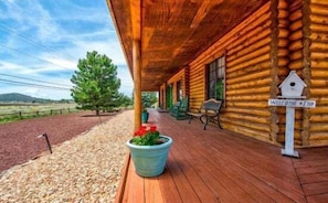 ocated in a peaceful setting, it's just a 5-minute walk from the Grand Canyon Railway and downtown Williams.