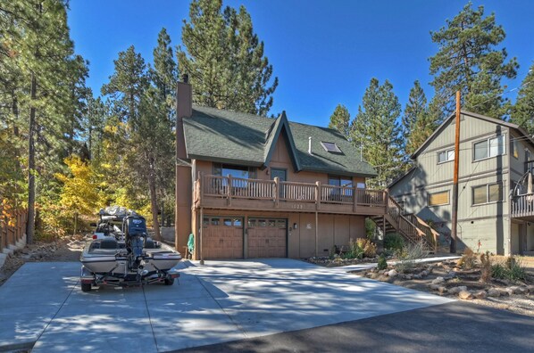 Front yard with boat parking