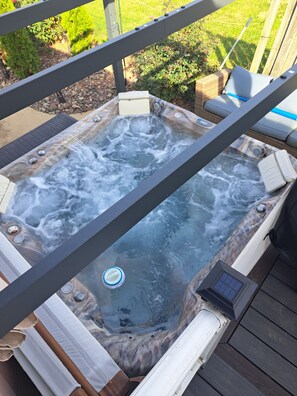 Outdoor spa tub