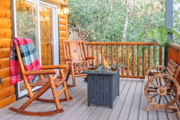 Three Little Bears' relaxing deck w/ fire pit
