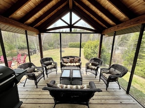 Rare dans le secteur.  Grande véranda moustiquaire avec bbq pour 8 personnes