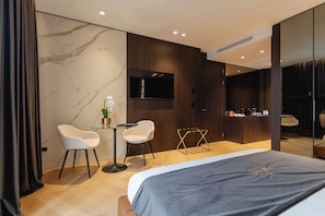 Camera Suite King con vista piscina