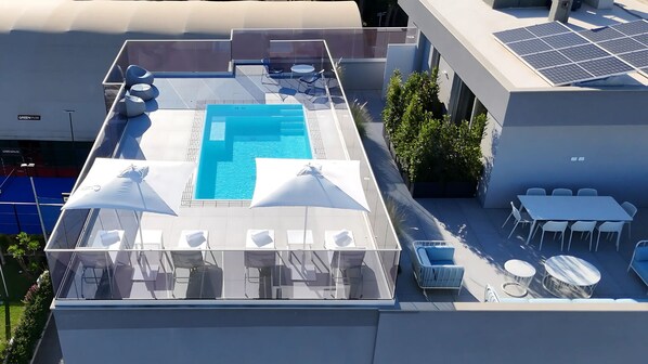 Piscina esterna in attico, riscaldata con acqua salata e idromassaggio.