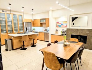 Fully equipped kitchen with 6-person dining table (2nd level)