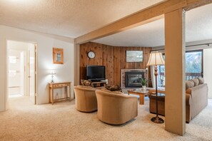 Living Room, Gas Fireplace, Flatscreen TV