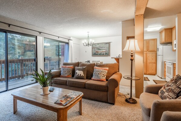 Living Room, Gas Fireplace, Flatscreen TV
