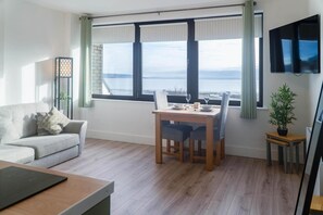 The Lighthouse - 1 Bedroom Apartment - Saundersfoot (24106)