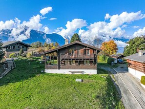 Wolke, Himmel, Pflanze, Gebäude, Berg, Natürliche Landschaft, Baum, Hochland, Grundstueck, Haus
