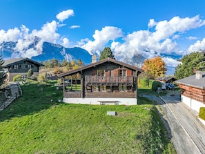 Wolke, Himmel, Pflanze, Gebäude, Berg, Natürliche Landschaft, Baum, Hochland, Grundstueck, Haus