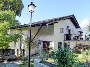 Pflanze, Himmel, Gebäude, Fenster, Strassenlicht, Haus, Baum, Blume, Hütte, Wohngebiet