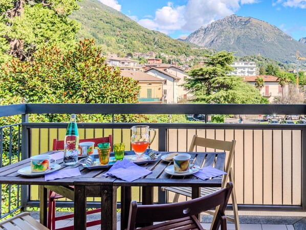 Plante, Meubles, Table, Bâtiment, Ciel, Chaise, Nuage, Ombre, Fenêtre, Bois