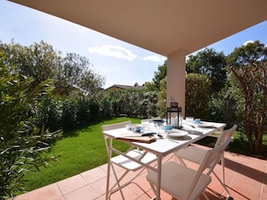 Plante, Meubles, Table, Bâtiment, Ciel, Chaise, Nuage, Ombre, Fenêtre, Bois