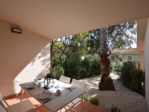 Plante, Meubles, Table, Bâtiment, Ciel, Chaise, Nuage, Ombre, Fenêtre, Bois