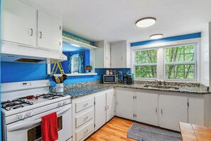 From casual snacks to gourmet dinners, our kitchen has everything you need to make delicious memories. 🍳🍴