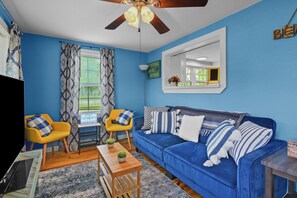 Unwind in the warmth of our sunlit living room, where every corner is designed for your relaxation and comfort. ☀️🛋️