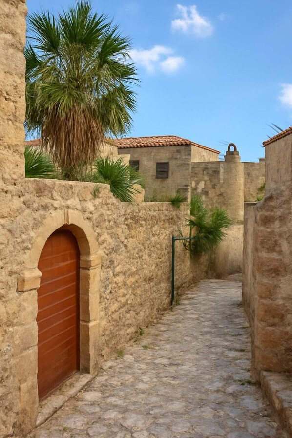 Discovering corners of Monemvasia - Charming entrance in the heart of Monemvasia