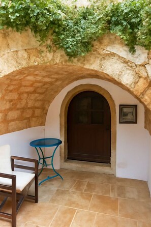 Inviting archway into your private retreat