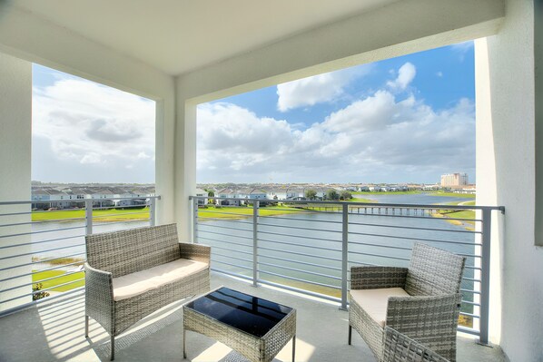 Breathtaking 180° Water View
