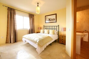 Main bedroom with en-suite bathroom