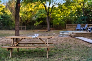 Under the Texas sky, you’ll find a rustic yet stylish picnic area perfect for al fresco dining.