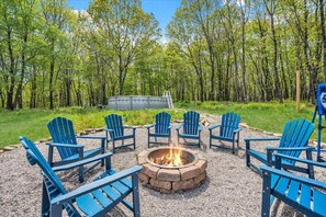 Gather around the cozy firepit nestled in the backyard—just steps away from the pool, hot tub, and all your favorite outdoor amenities. Perfect for s’mores, stories, and starry summer nights! 🔥🌟