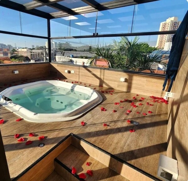 Indoor spa tub