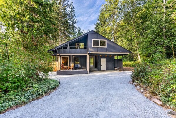 Front view of cabin and driveway.