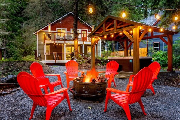 Backyard firepit w/ Adirondack chairs, Covered 6-person Hot Tub!  Perfect for relaxing!